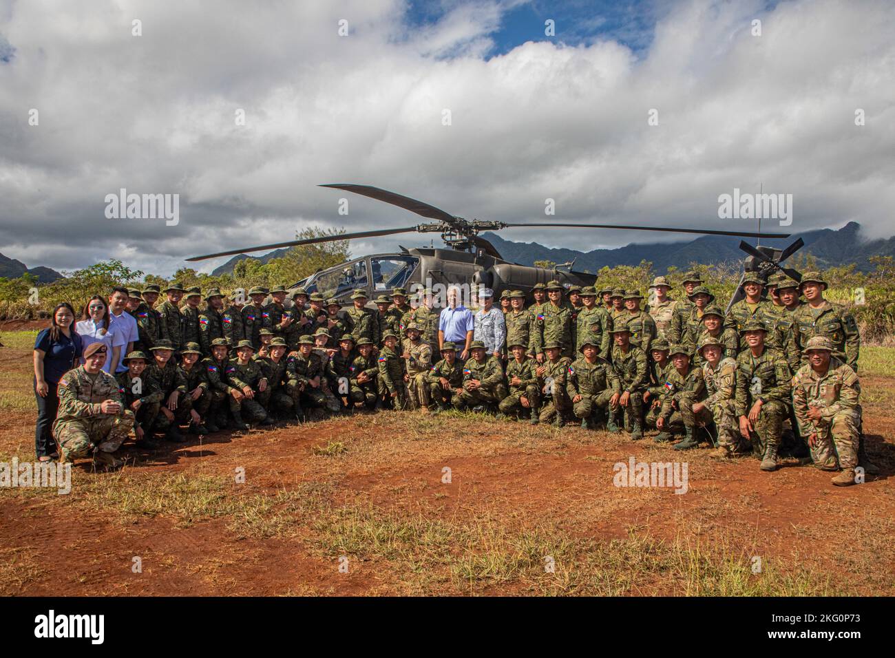 Verbündete und Partner nehmen an der 23-01 Eröffnungszeremonie des Joint Pacific Multinal Readiness Training Center (JPMRC) zur Röntgenstrahlung in Schofield Barracks, Hawaii, 20. Oktober 2022 Teil. Bilaterale und multilaterale Übungen stärken die Beziehungen und verbessern die Interoperabilität mit Verbündeten und Partnern durch gemeinsame Erfahrungen und harte, realistische Schulungen. Stockfoto