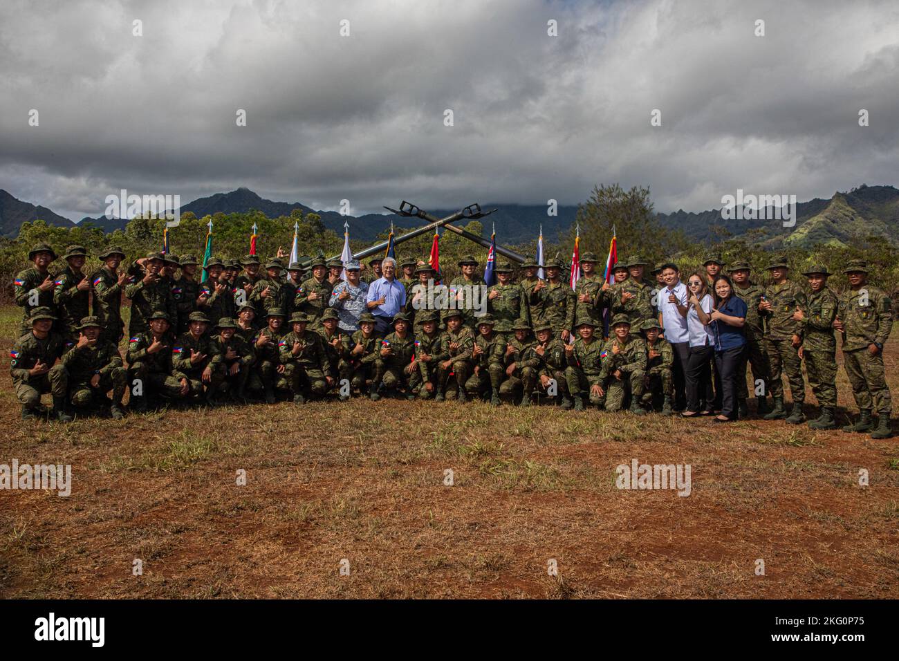 Delegation der philippinischen Armee nimmt am 23-01 20. Oktober 2022 an der Eröffnungszeremonie des Joint Pacific Multinal Readiness Training Center (JPMRC) zur Röntgenstrahlung in Schofield Barracks, Hawaii, Teil. Sowohl die USA als auch die Philippinen sind entschlossen, unser langjähriges Sicherheitsbündnis zu stärken, das seit Jahrzehnten ein Eckpfeiler für Stabilität und Sicherheit in der Region ist. Stockfoto