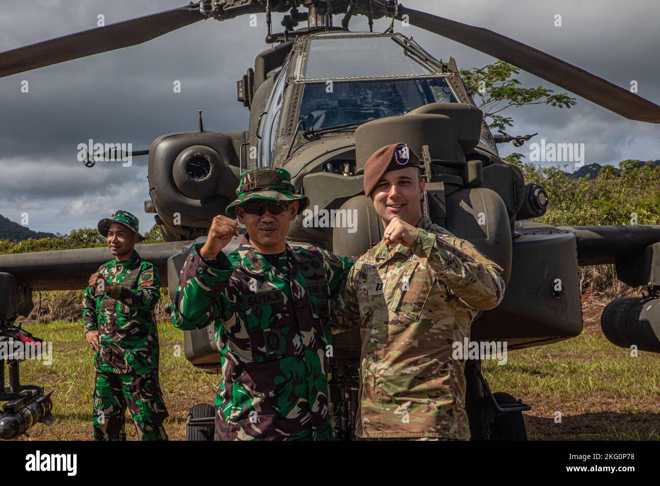 Soldaten der indonesischen Armee und der 5. Security Force Assistance Brigade nehmen am Joint Pacific Multinary Readiness Training Center (JPMRC) Teil, der am 20. Oktober 2022 zur Eröffnung des Röntgenstrahls in Schofield Barracks, Hawaii, 23-01 eingeladen wurde. DIE Verteidigungszusammenarbeit ZWISCHEN DEN USA und Indonesien war noch nie stärker oder umfassender. Amerika ist stolz darauf, Indonesiens größter militärischer Partner zu sein, und ihre Teilnahme an JPMRC 23-01 trägt direkt zur Vertiefung unserer Beziehungen und zur Verbesserung der Sicherheitsvorkehrungen Indonesiens bei. Stockfoto