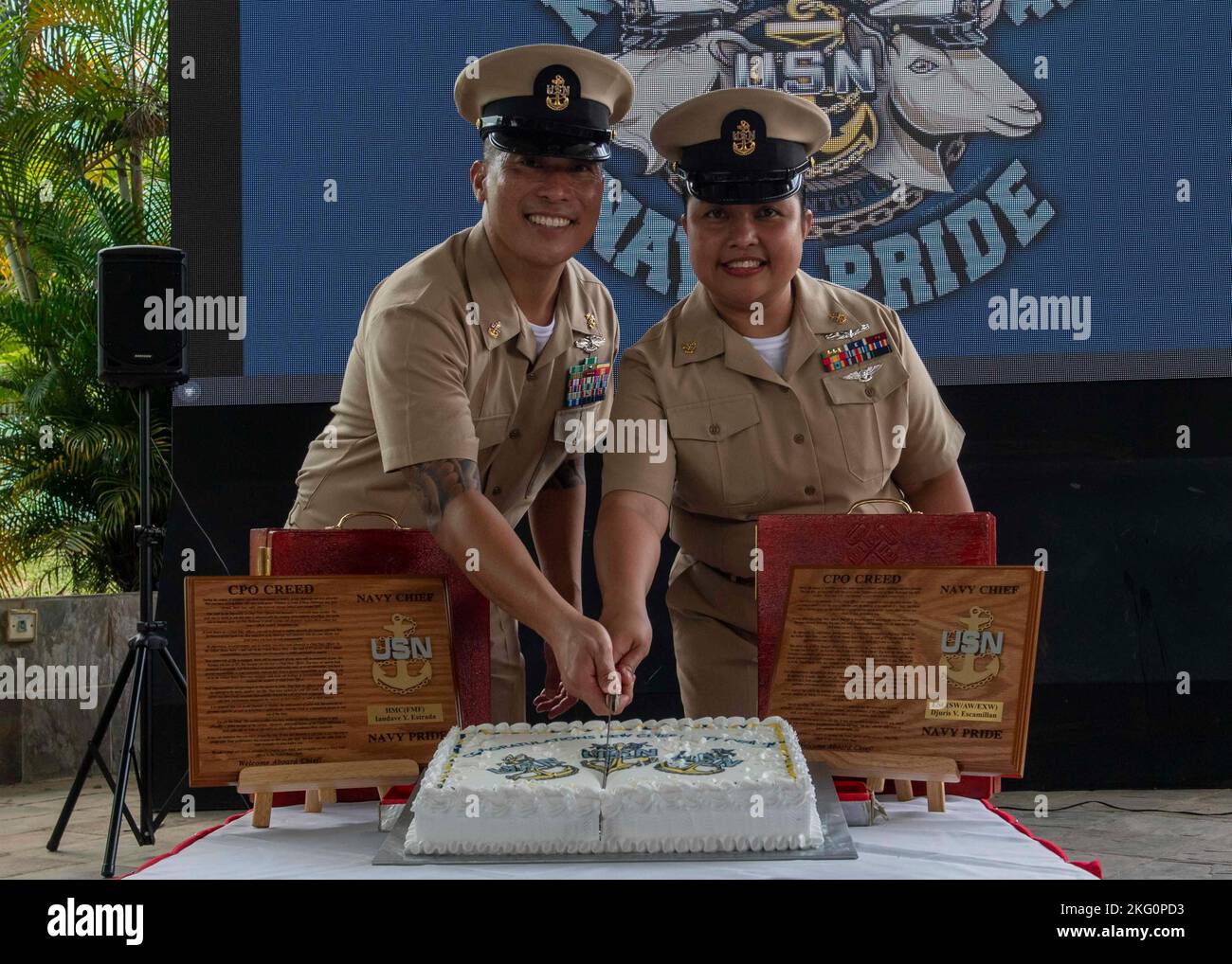 221021-N-HG389-0154 SINGAPUR (OKT 21, 2022) Chief Hospital Corpsman Iandave Estrada, links, und Chief Logistics Specialist Djuris Escamillan schnitten einen Kuchen während der Chief Pinning Ceremony im Raum Singapur, 21. Oktober. Commander, Logistics Group Western Pacific/Task Force 73 ist die erste maritime mobile Logistikorganisation der US-Marine, die den Einsatzbereich der Siebten Flotte unterstützt. In Südostasien gelegen liefert COMLOG WESTPAC logistisch die im Westpazifik eingesetzten Oberflächeneinheiten und Flugzeugträger der US-Marine sowie regionale Verbündete und Partner zur Unterstützung eines freien und Stockfoto