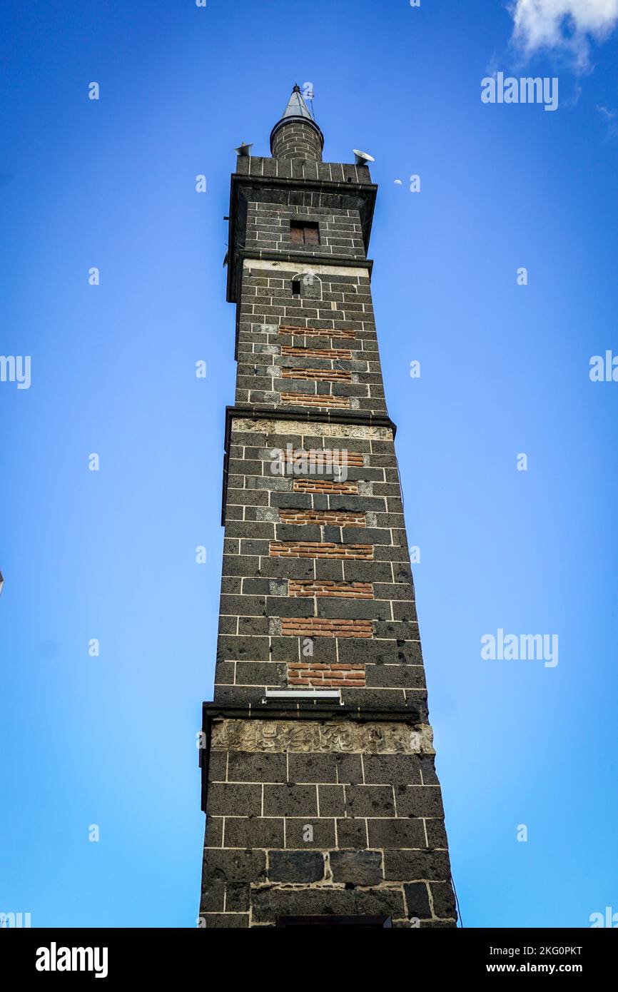 Eine Aufnahme des vierbeinigen Minaretts der Scheich-Matar-Moschee in Diyarbakir, Türkei Stockfoto