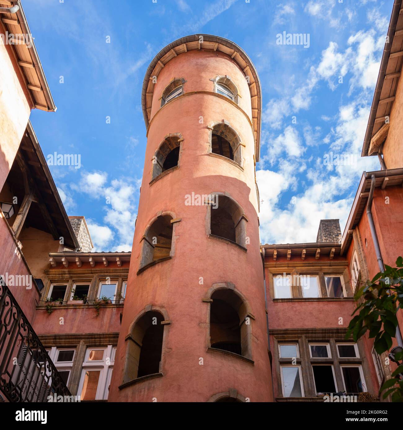 Berühmtes Gebäude mit rosa Turm in Lyon, Frankreich Stockfoto