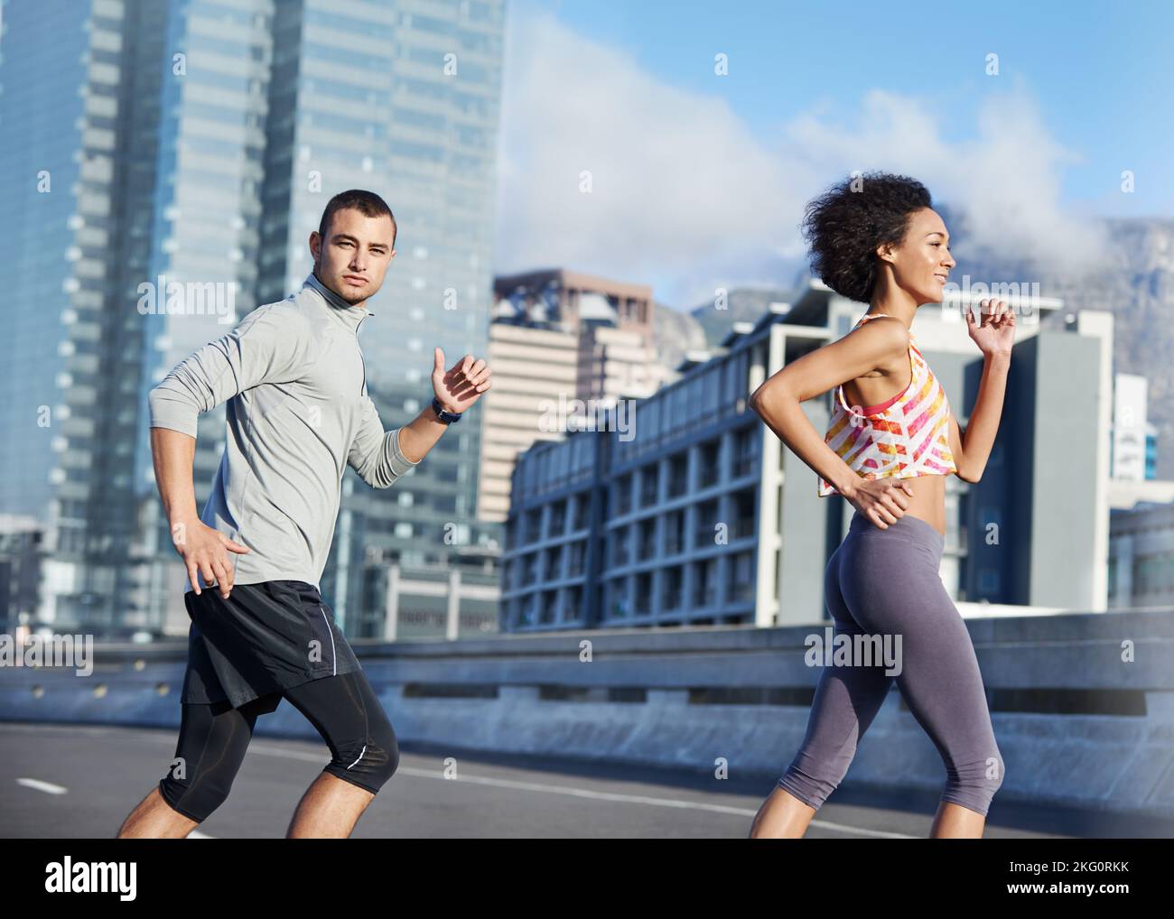 Schritt halten. Zwei Freunde joggen gemeinsam durch die Straßen der Stadt. Stockfoto