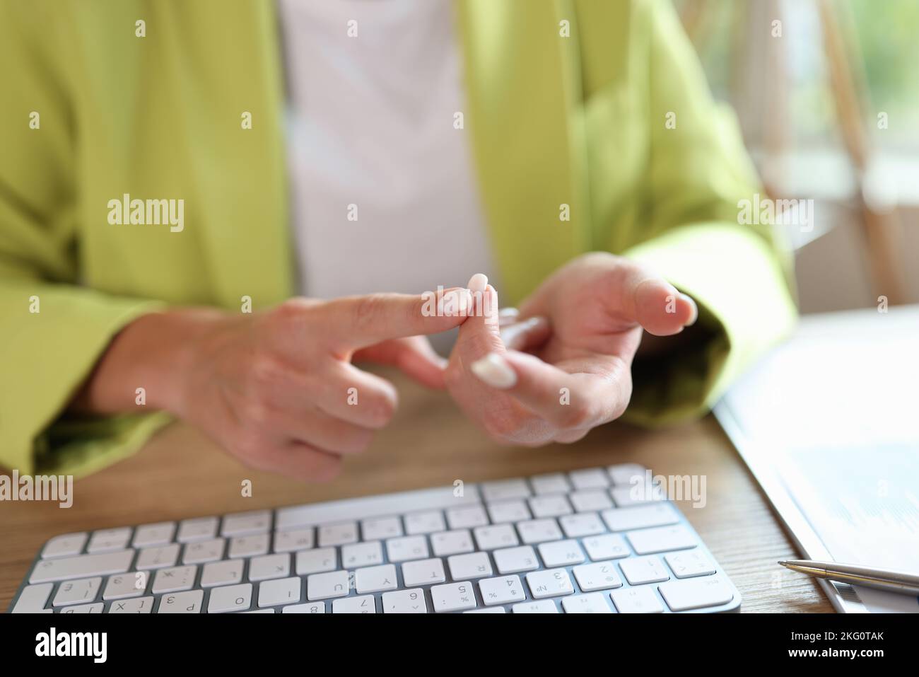 Geschäftsfrau, die am Arbeitsplatz sitzt und auf den Fingern zählt Stockfoto