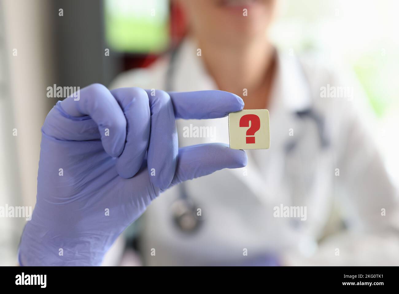 Ärztin Hand in Handschuh mit Fragezeichen Stockfoto