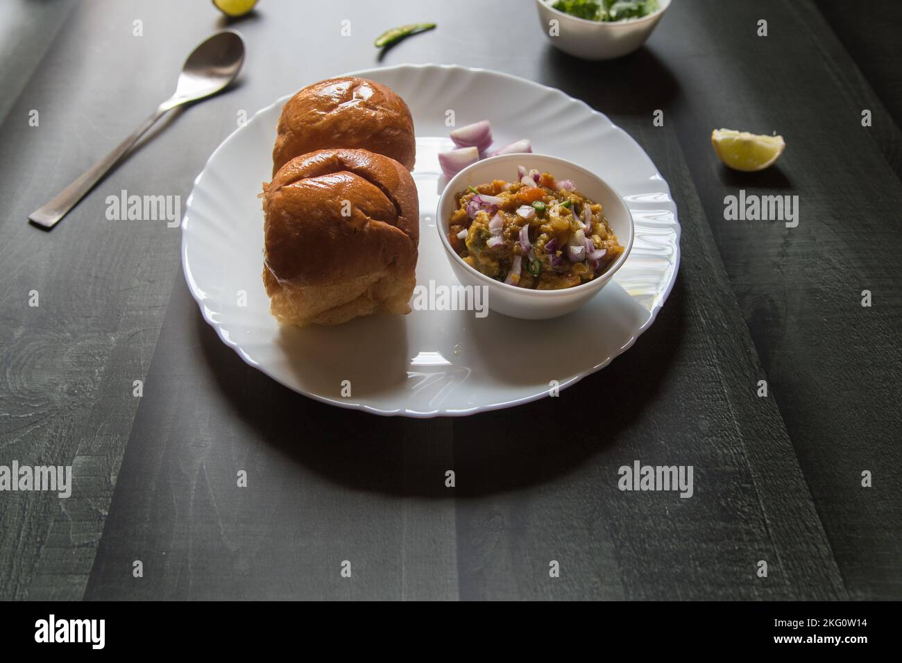 Indisches Street Food pav Bhaji serviert in einer Schüssel. Stockfoto