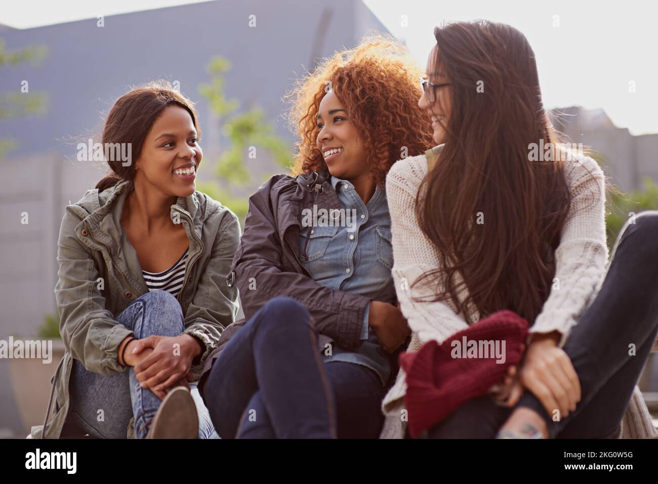 Freundinnen erheben die Seele. Freundinnen verbinden sich auf dem Campus. Stockfoto
