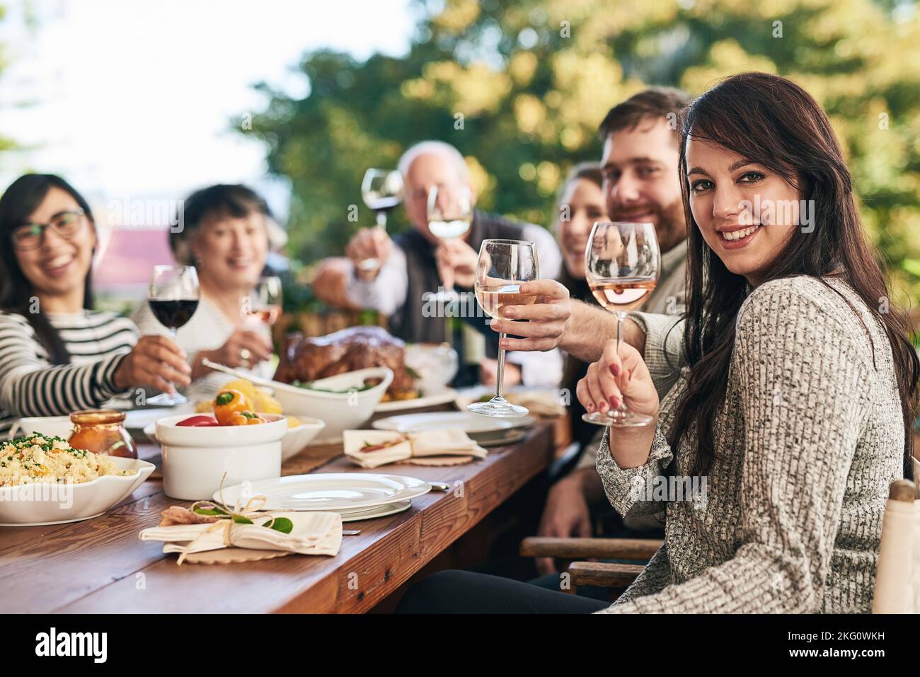 Familie, Portrait und Wein Toast, Essen und Danksagemahl auf der Terrasse von glücklichen, lächeln und entspannen Menschen. Fröhliche Familie, Jubel und Mittagsbuffet Stockfoto