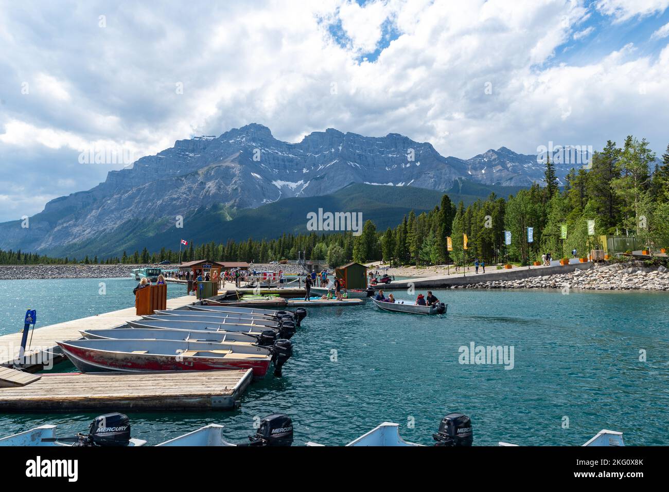 Eine wunderschöne Landschaft am Minnewanka Seeufer mit Menschen am Strand in Alberta, Kanada Stockfoto