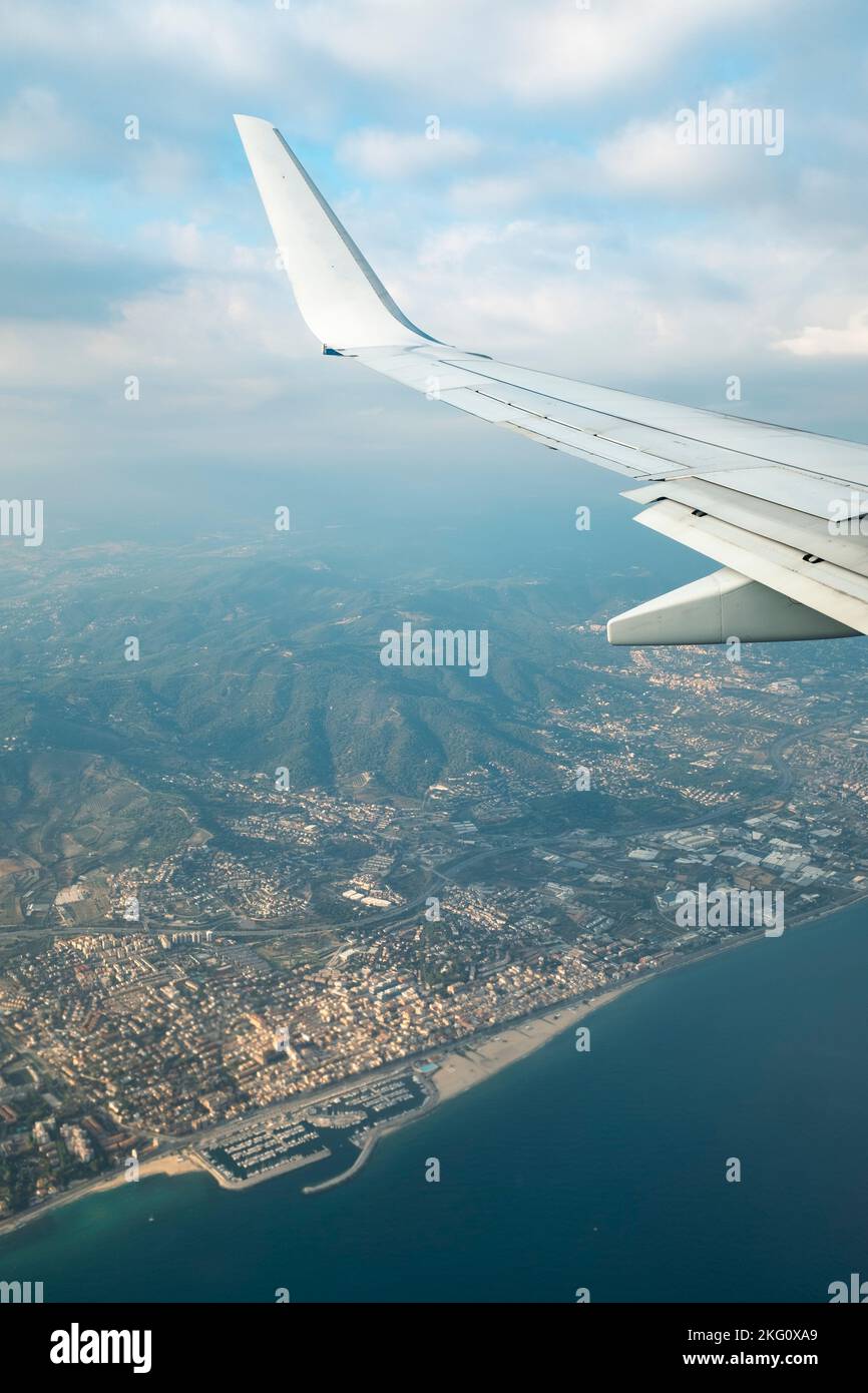 Die Skyline von Barcelona aus einem Flugzeugfenster, während Sie neben dem Meer fliegen Stockfoto