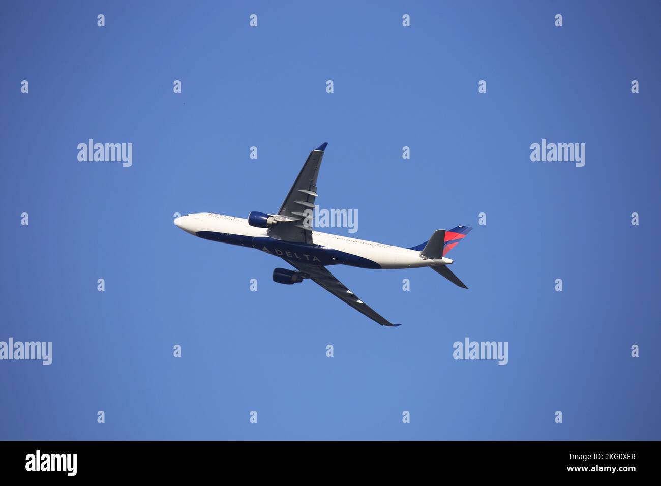 Ein Passagierflugzeug der US-amerikanischen Fluglinie „Delta“ startet am Flughafen Frankfurt Stockfoto