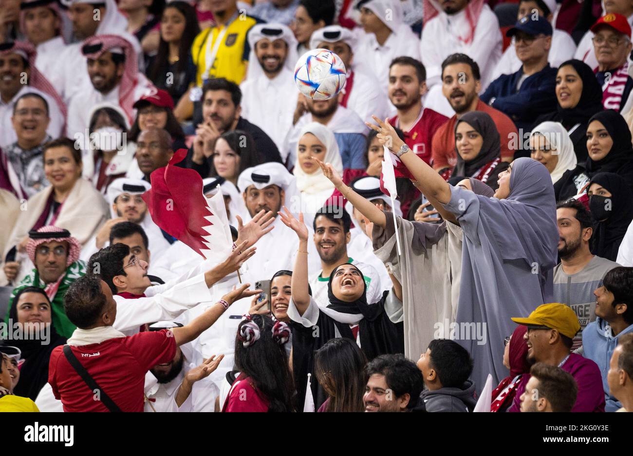 Doha, Katar. 20. Nov, 2022. Or 20.11.2022 katarische Frauen freuen sich über Matchball Frauen freuen sich über den Spielball Qatar - Ecuador World Cup 2022 in Stockfoto