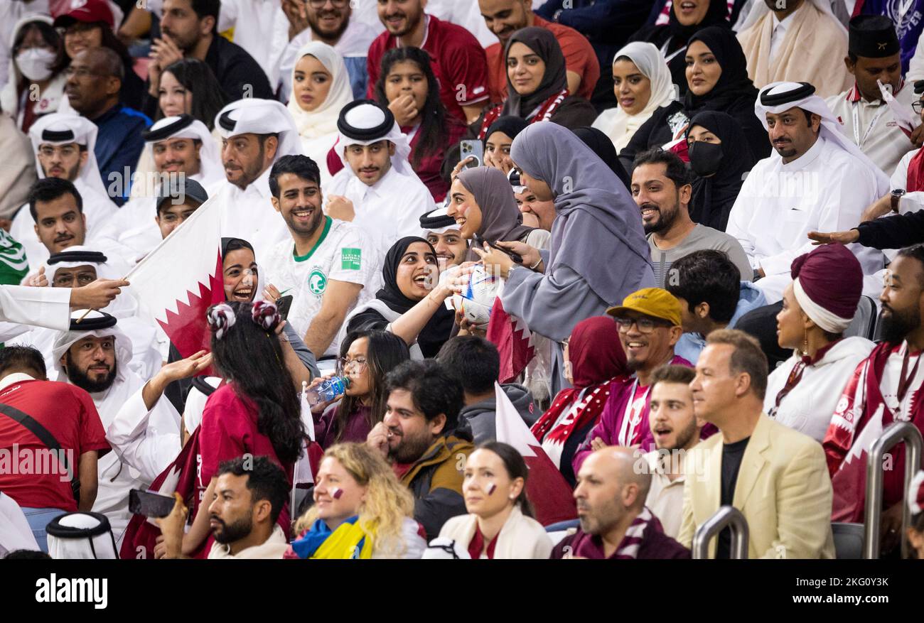 Doha, Katar. 20. Nov, 2022. Or 20.11.2022 katarische Frauen freuen sich über Matchball Frauen freuen sich über den Spielball Qatar - Ecuador World Cup 2022 in Stockfoto