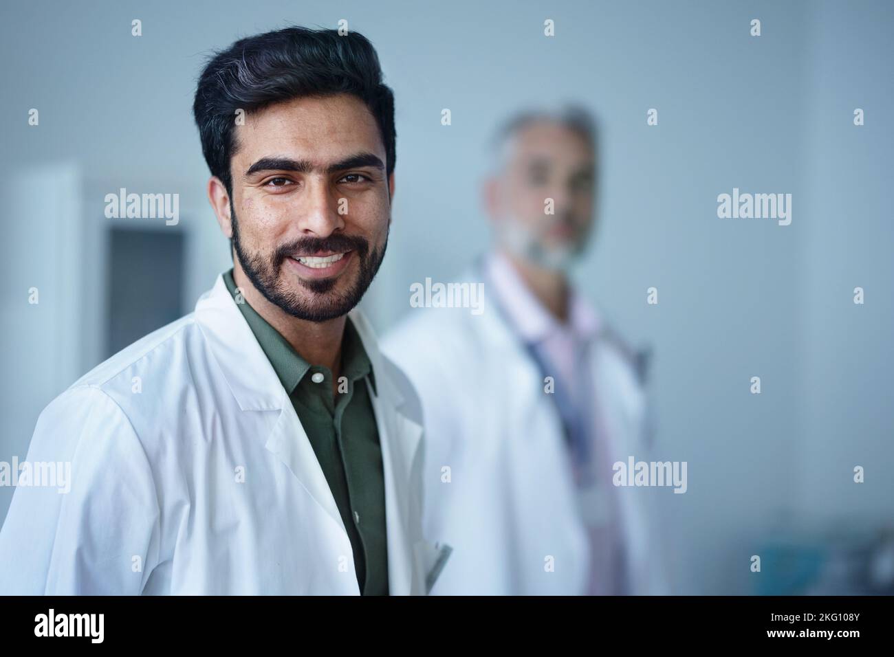 Porträt eines jungen Arztes im Krankenhauszimmer. Stockfoto