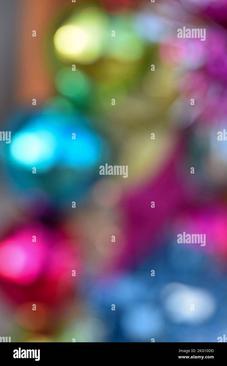 Unscharfe Weihnachtskugeln erzeugen ein abstraktes Bild mit Bokeh Stockfoto