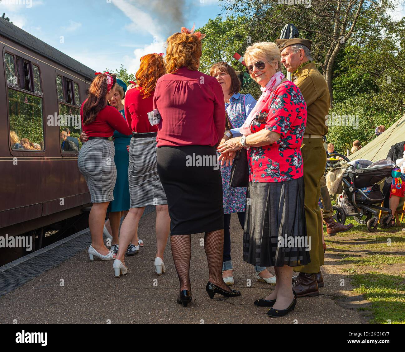 Teilnehmer in historischen Kostümen zur Feier des Wochenendes der 40er Jahre in der North Norfolk Railway, Sheringham, Norfolk, großbritannien Stockfoto