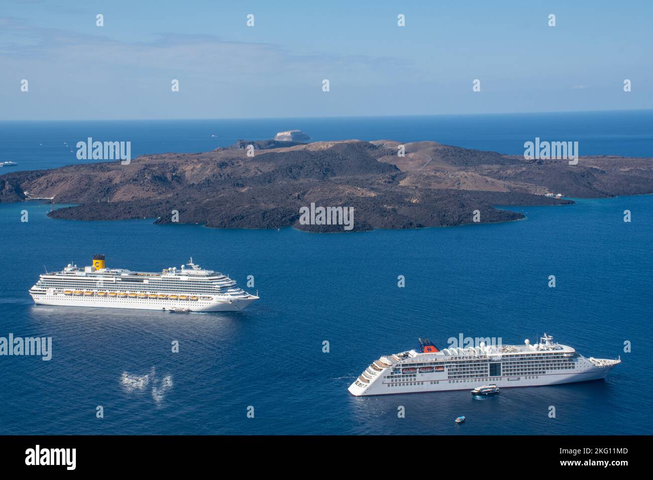 Fira santorini Griechenland -22. September 2022: Kreuzfahrtschiffe Costa Pacifica Costa Kreuzfahrtlinie in der Bucht von Fira Stockfoto