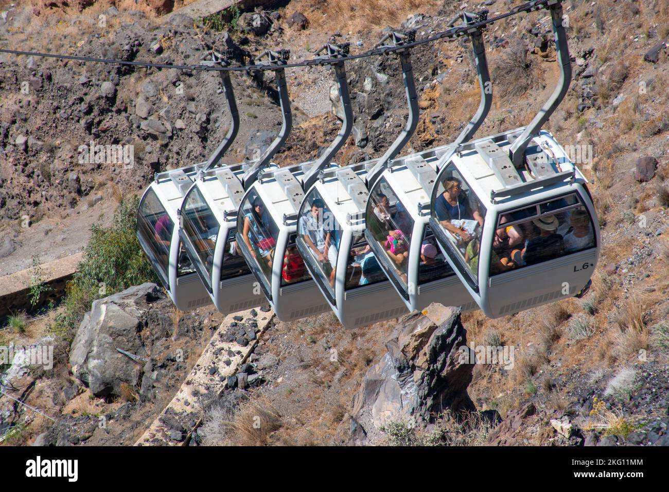 Fira santorini Griechenland -22. September 2022: Passagiere in Kabinen der Fira Cable Car fira santorini Stockfoto