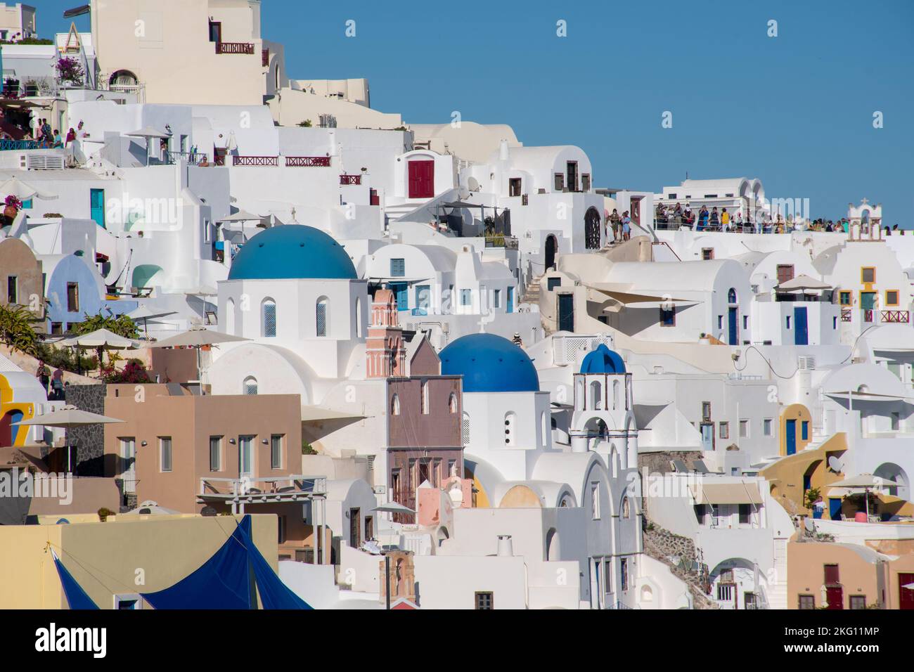 Oia Santorini Griechenland -24. September 2022: Blick auf die Stadt Oia mit den Kirchen mit blauer Kuppel Stockfoto