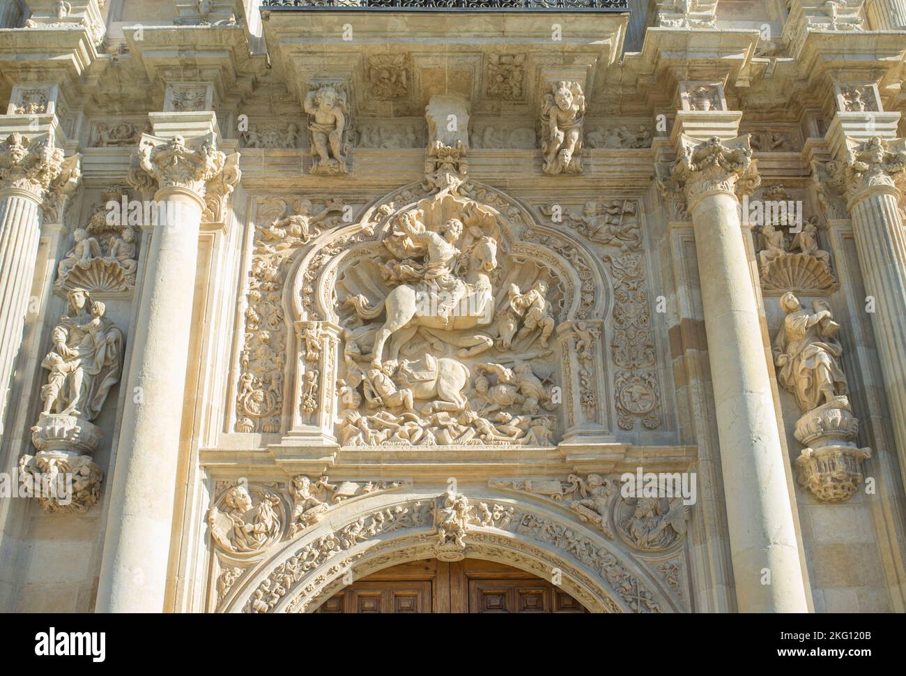 Skulptur des heiligen Jakobus des Mauren-Totschlägers. Kloster von San Marcos, Leon, Spanien. Das Gebäude aus dem 12. Jahrhundert beherbergt heute ein luxuriöses Parador-Hotel Stockfoto
