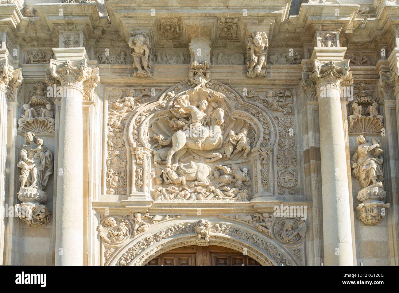 Skulptur des heiligen Jakobus des Mauren-Totschlägers. Kloster von San Marcos, Leon, Spanien. Das Gebäude aus dem 12. Jahrhundert beherbergt heute ein luxuriöses Parador-Hotel Stockfoto