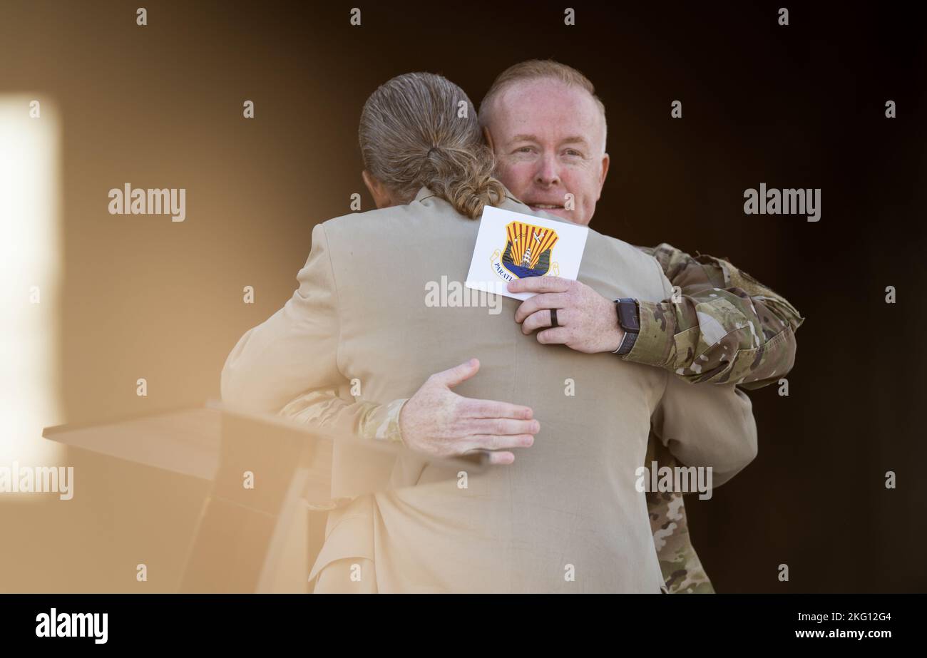 US Air Force Col. Adam Bingham, 6. Kommandant des Lufttankflügels, umarmt Goldstar-Familienmitglied, Mitch Mesenburd, während eines Generalanrufs im Rahmen des Wingman Day auf der MacDill Air Force Base, Florida, 21. Oktober 2022. Während seiner Rede sprach Mesenburg über seine Erfahrungen mit dem Verlust von Familienmitgliedern durch Selbstmord und ermutigte Airmen, miteinander in Verbindung zu bleiben. Das ganze Jahr über veranstaltet MacDill Wingman Days for Airmen, um sich auf Ausfallsicherheit zu konzentrieren. Stockfoto