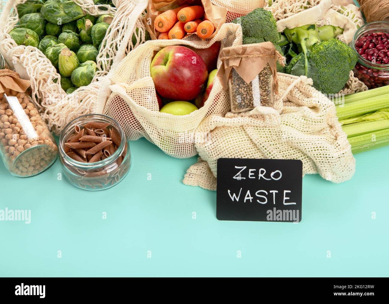 Verschiedene Bio-Früchte und Gemüse in wiederverwendbaren Verpackungsbeuteln. Umweltfreundliches Lifestyle-Konzept. Kunststoffartikel. Wiederverwenden, reduzieren, verweigern. Oben vi Stockfoto
