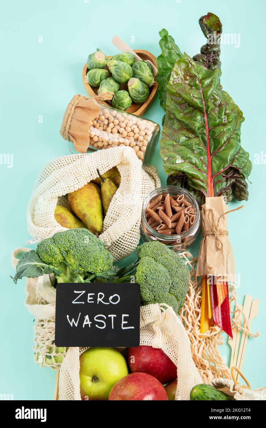 Verschiedene Bio-Früchte und Gemüse in wiederverwendbaren Verpackungsbeuteln. Umweltfreundliches Lifestyle-Konzept. Kunststoffartikel. Wiederverwenden, reduzieren, verweigern. Top Vie Stockfoto