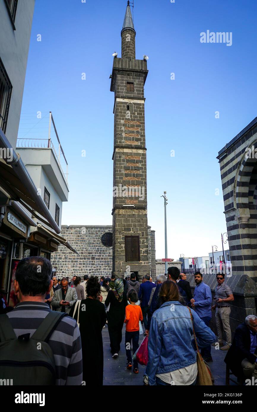 Eine vertikale Aufnahme von Menschen, die die vierbeinige Minarett-Moschee von Sheikh Matar in Diyarbakir besuchen Stockfoto