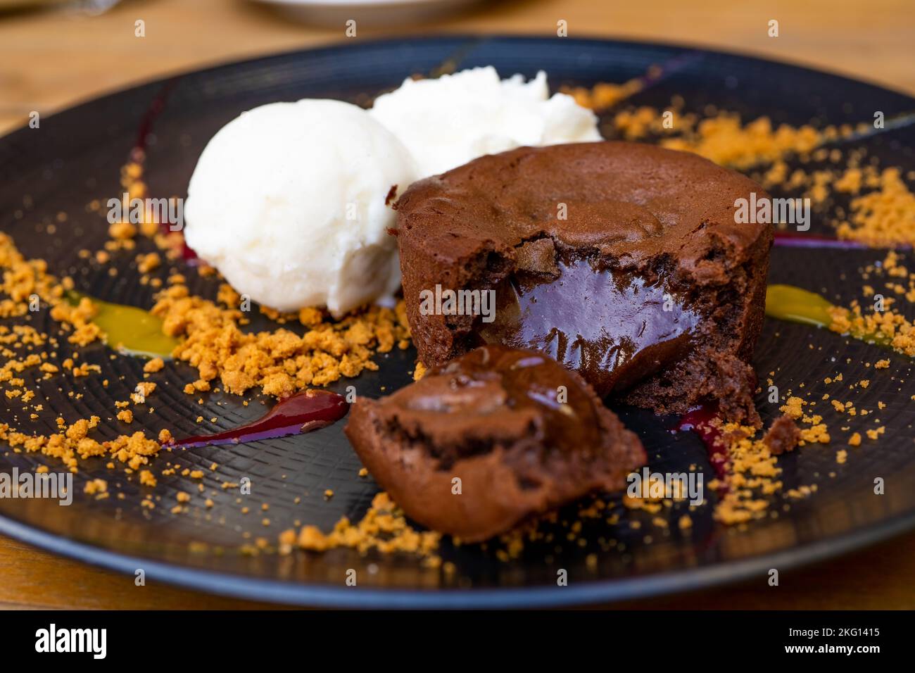 Teller mit köstlichem warmen Dessert Schokoladenkuchen, serviert mit Eiskugeln. Lavakuchen auf einem dekorierten Teller. Hochwertige Fotos Stockfoto