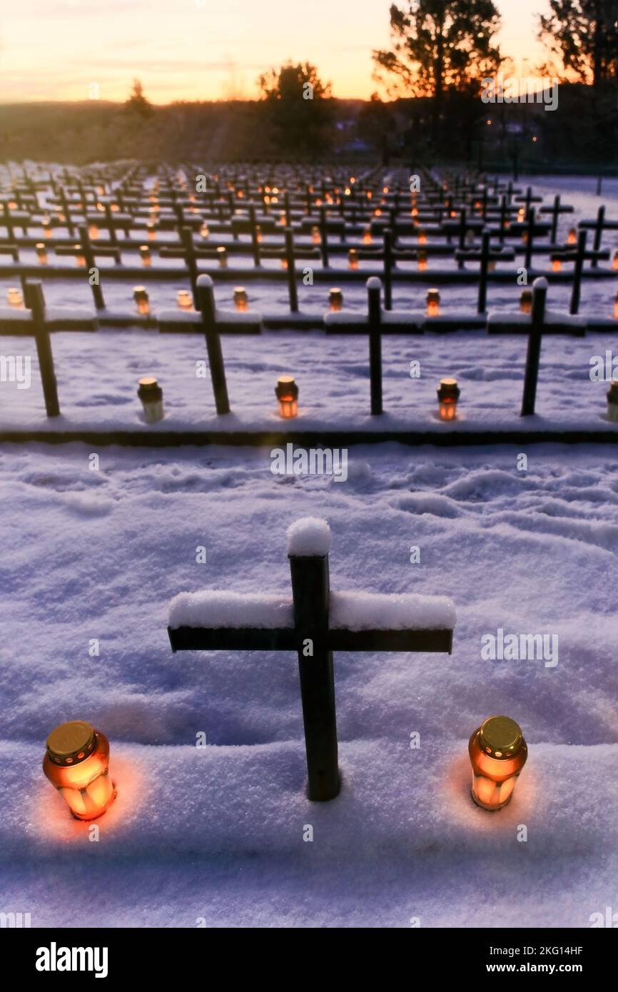 Kreuze und Kerzen auf Gräbern von Soldaten, die in Finnlands Kriegen am frühen Weihnachtsmorgen im finnischen Salo gefallen sind. Stockfoto