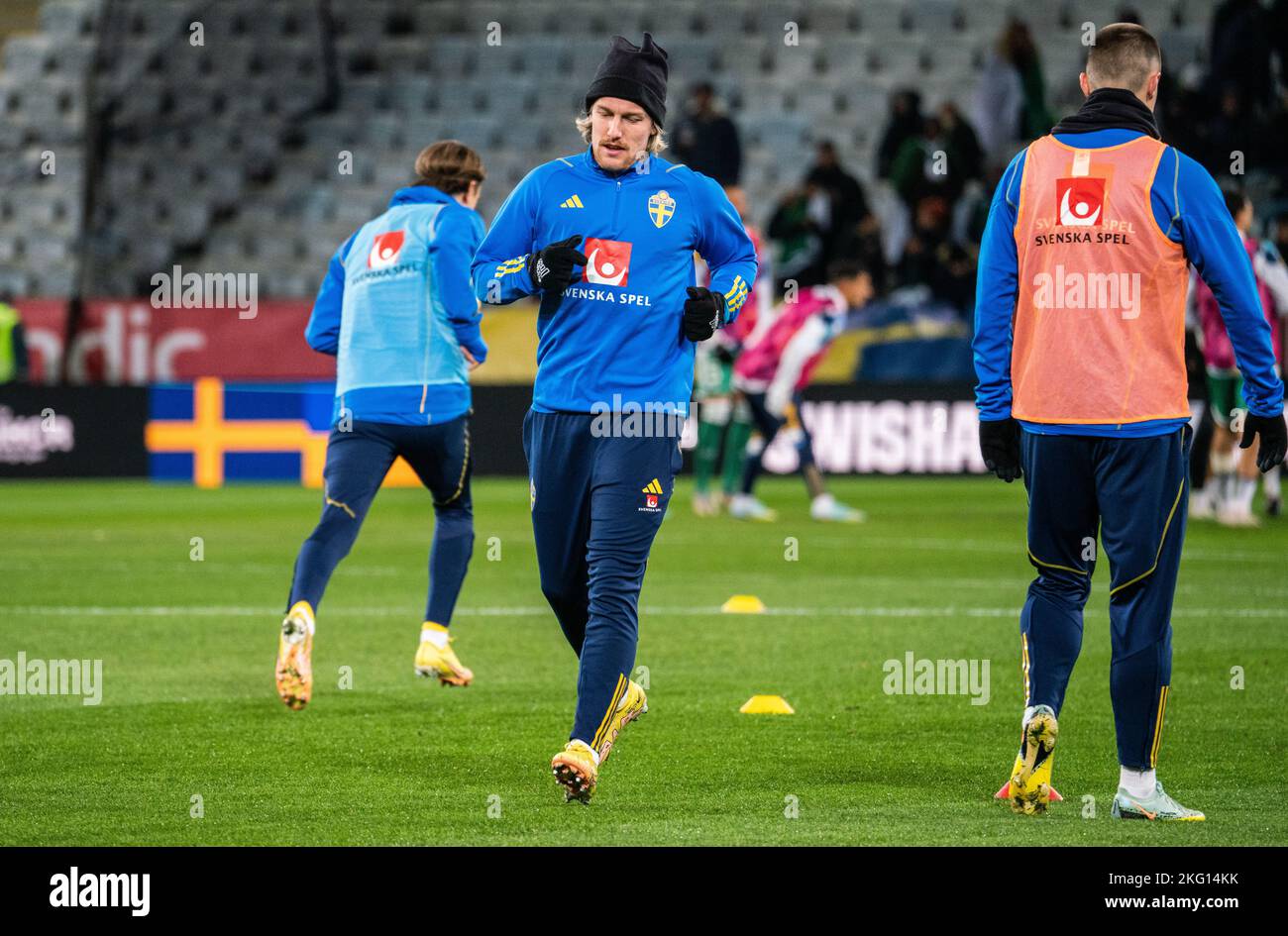 Malmoe, Schweden. 19., November 2022. Der Schwede Emil Forsberg (10) wärmt sich vor dem Fußballfreund zwischen Schweden und Algerien im Eleda Stadion in Malmoe auf. (Foto: Gonzales Photo - Joe Miller). Stockfoto