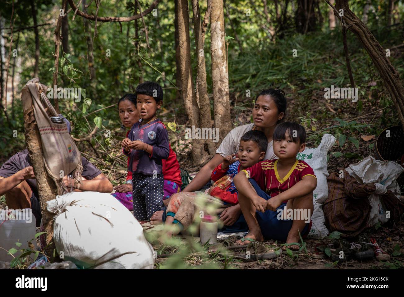 Vor kurzem ist eine Binnenvertriebene in einem Lager in Myanmar, nahe der Grenze zu Thailand, in Sicherheit eingetroffen. Stockfoto