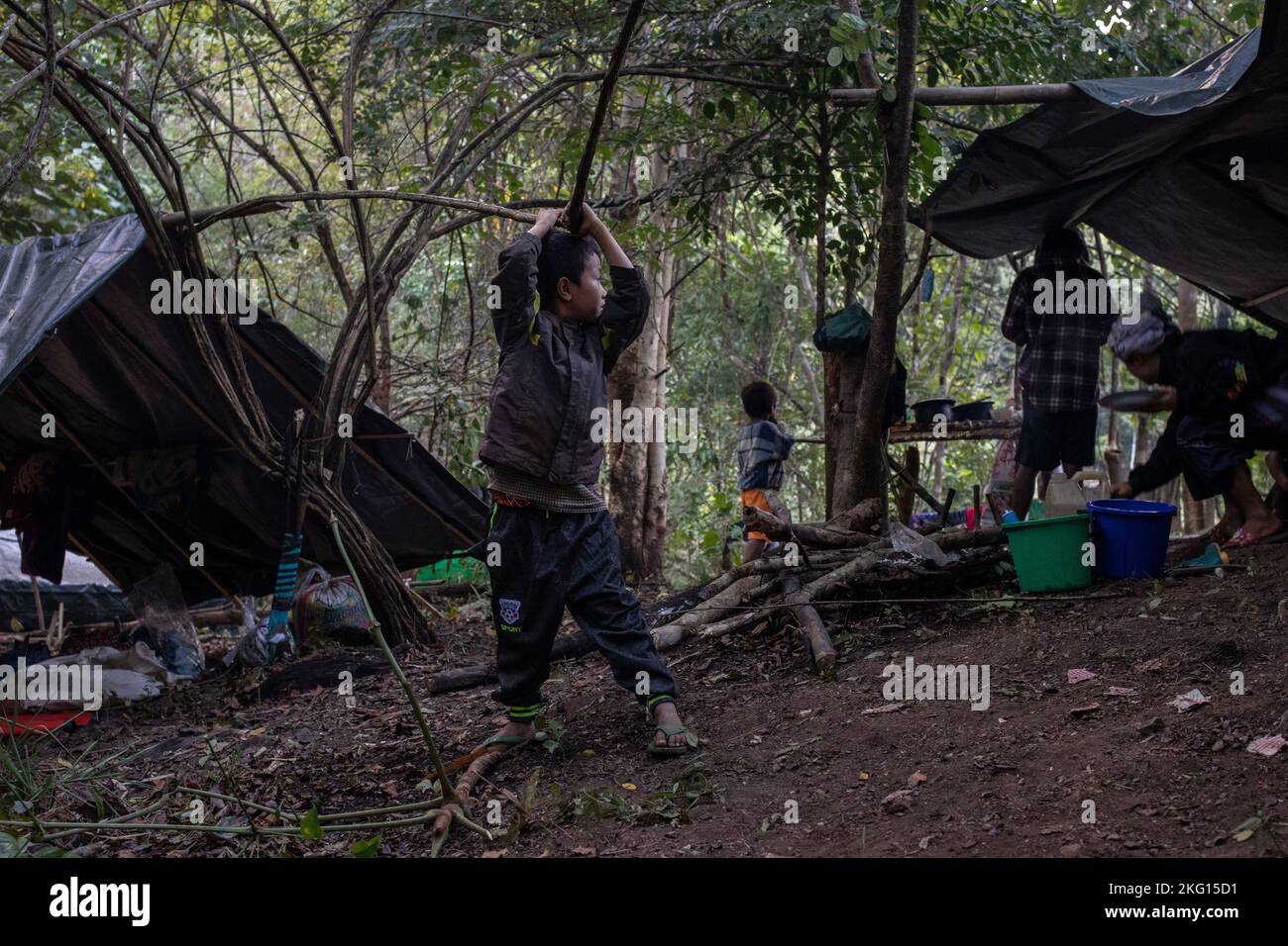 Eine Binnenvertriebene Familie ist vor kurzem nach einem fünftägigen Spaziergang in einem bewaldeten Gebiet in der Nähe der Grenze zu Thailand, Myanmar, in Sicherheit gekommen. Stockfoto