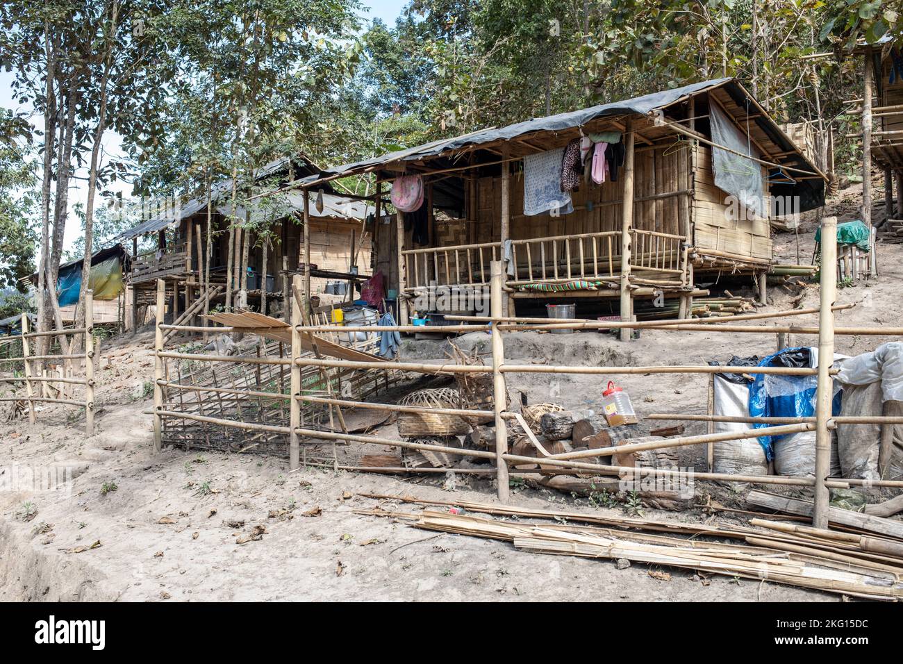 Häuser bleiben leer, nachdem Menschen aus Angst vor Luftangriffen geflohen sind, nahe der Grenze zu Thailand, Myanmar. Stockfoto