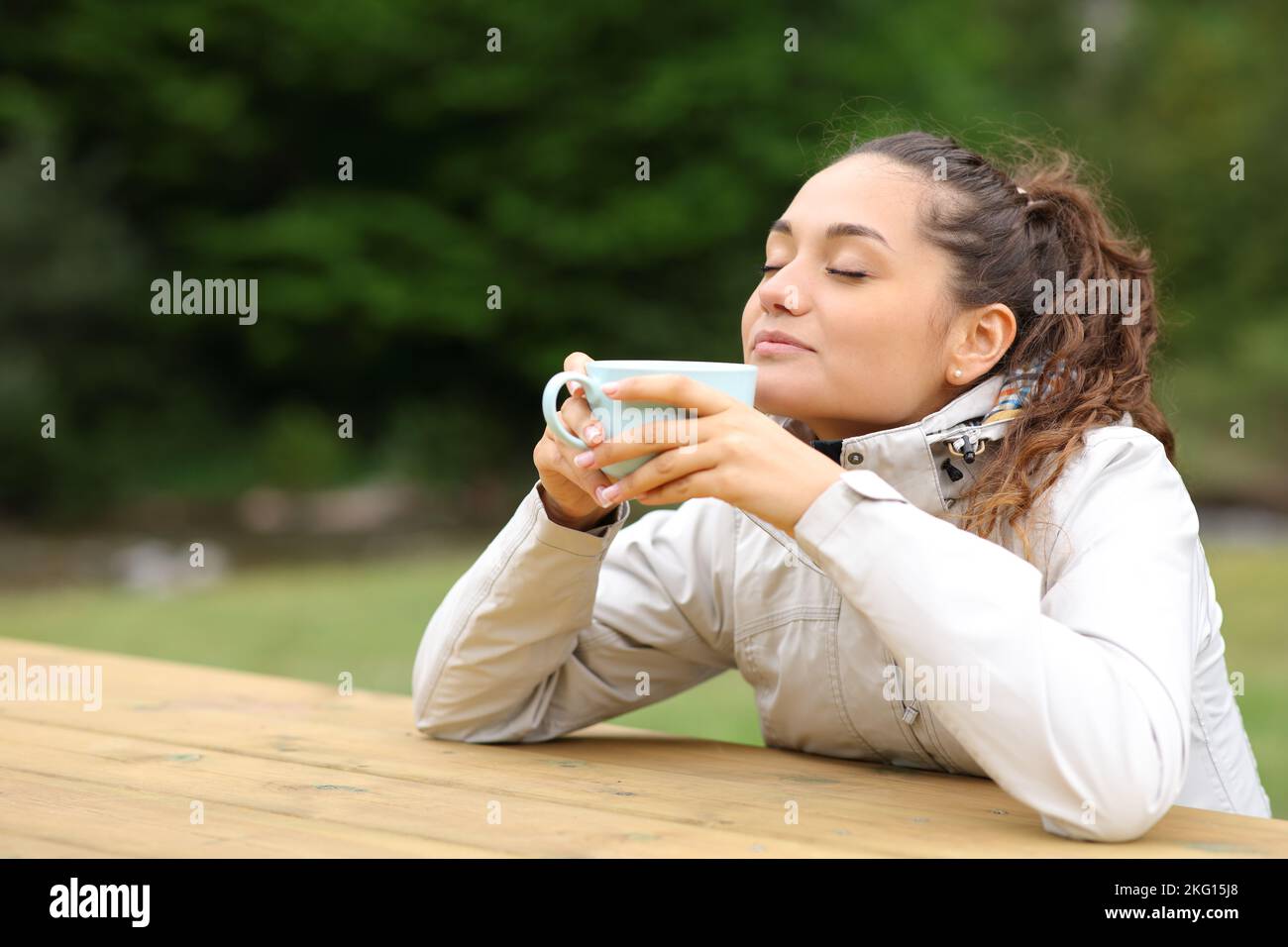 Wanderer sitzen in einem Campingplatz, trinken Kaffee und entspannen Stockfoto