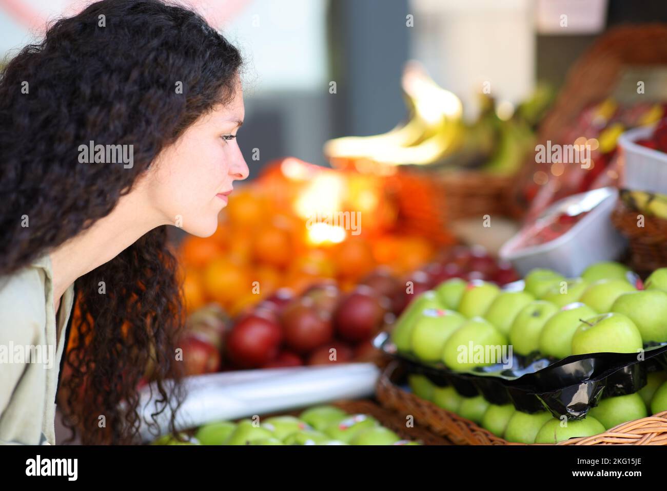 Nahaufnahme einer Frau, die Gemüse in einem Gemüsehändler aussucht Stockfoto