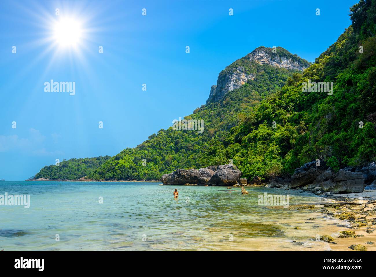 Koh Phaluai, Mu Ko Ang Thong National Park, Golf von Thailand, Siam, sonnigen tropischen Strand mit Bergen Stockfoto