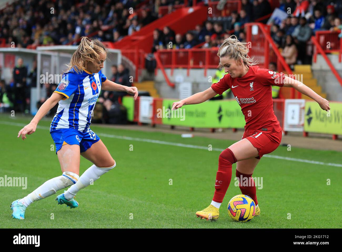 Kayleigh Green von Brighton & Hove Albion Women trifft auf Melissa Lawley von Liverpool Women während des Barclays Women's Super League-Spiels zwischen Brighton und Stockfoto