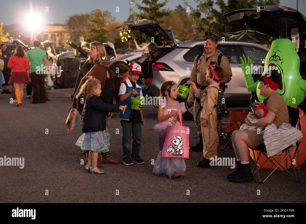 Mitglieder des Team Kirtland Trick-or-Treat während des Bootastic Events auf der Kirtland Air Force Base, N.M., 21. Oktober 2022. Die Veranstaltung umfasste einen „Stamm-oder-Genuss“, einen Streichelzoo und ein Spukhaus. Stockfoto