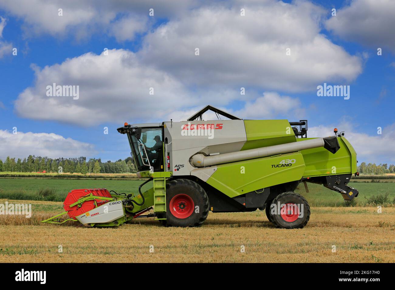 Landwirt bei der Arbeit auf dem Feld mit Claas Tucano 430 APS kombinieren Ernte Getreide an einem klaren Tag im Herbst. Ilmajoki, Finnland. 11. August 2018. Stockfoto