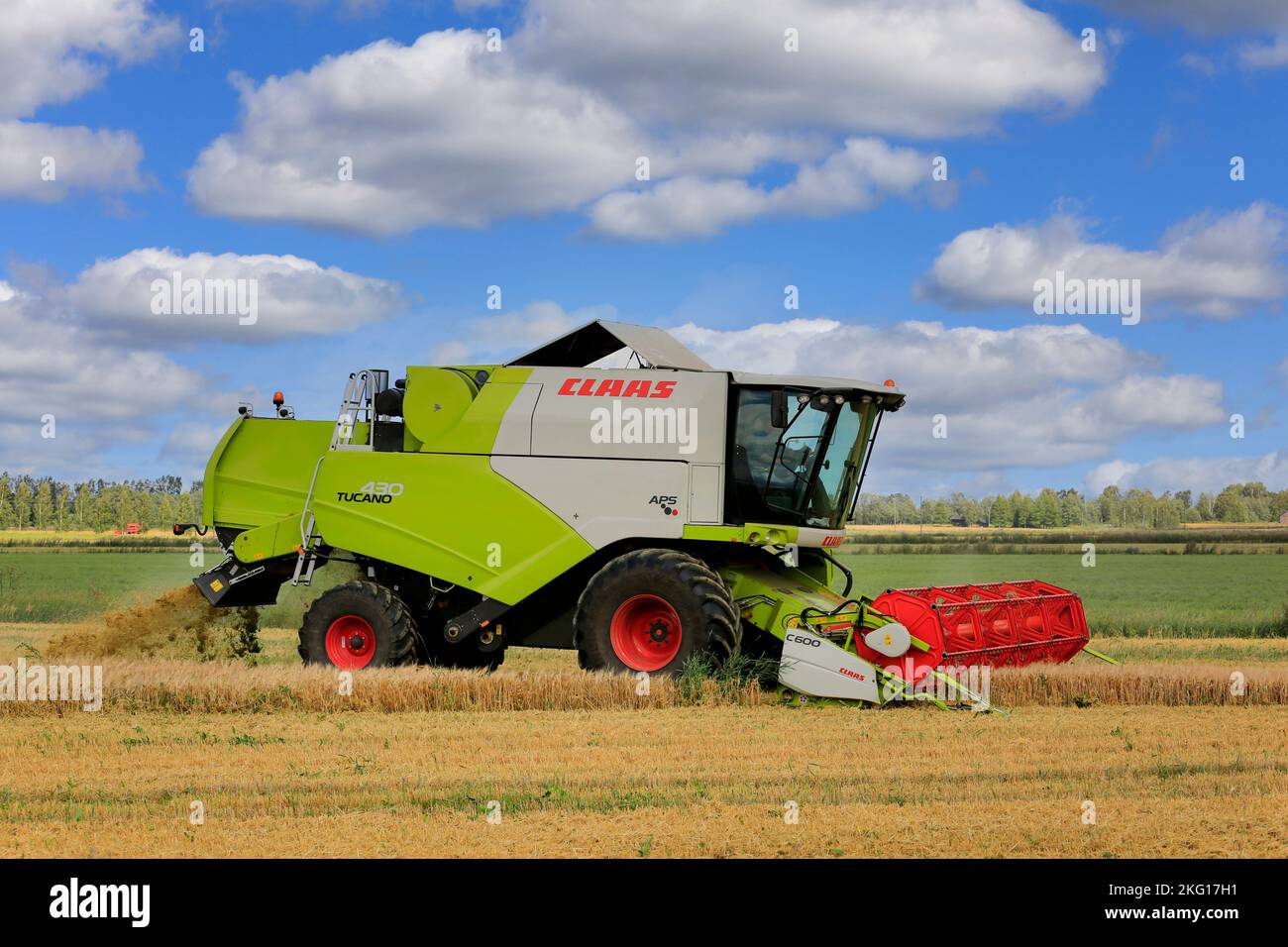 Landwirt bei der Arbeit auf dem Feld mit Claas Tucano 430 APS kombinieren Ernte Getreide an einem klaren Tag im Herbst. Ilmajoki, Finnland. 11. August 2018. Stockfoto