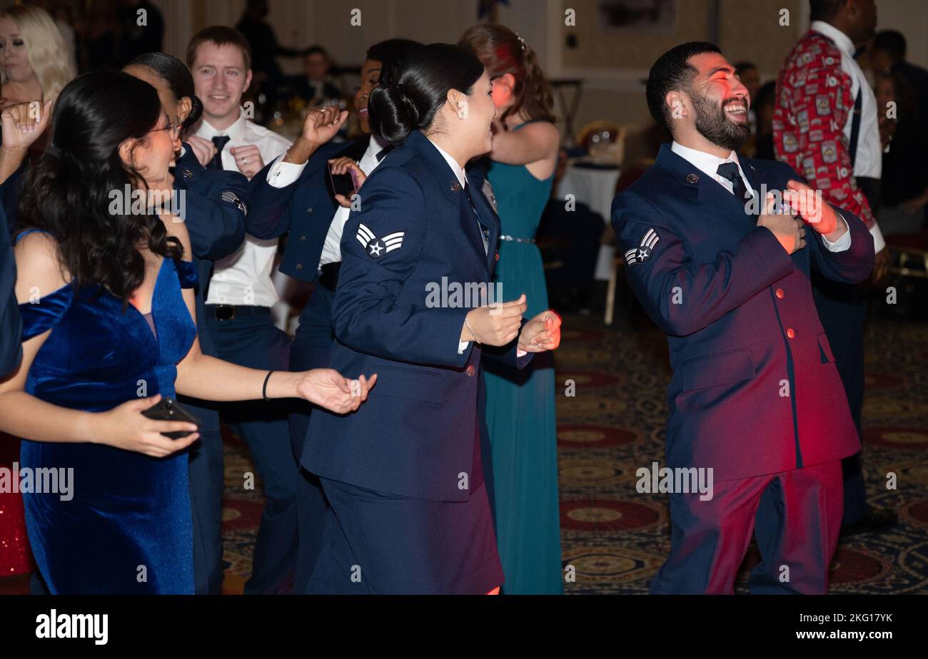 Team Dover Airmen lachen beim Tanzen beim Air Force Ball in Dover, Delaware, 21. Oktober 2022. Der Air Force Ball feierte das 75.-jährige Bestehen der US Air Force. Stockfoto