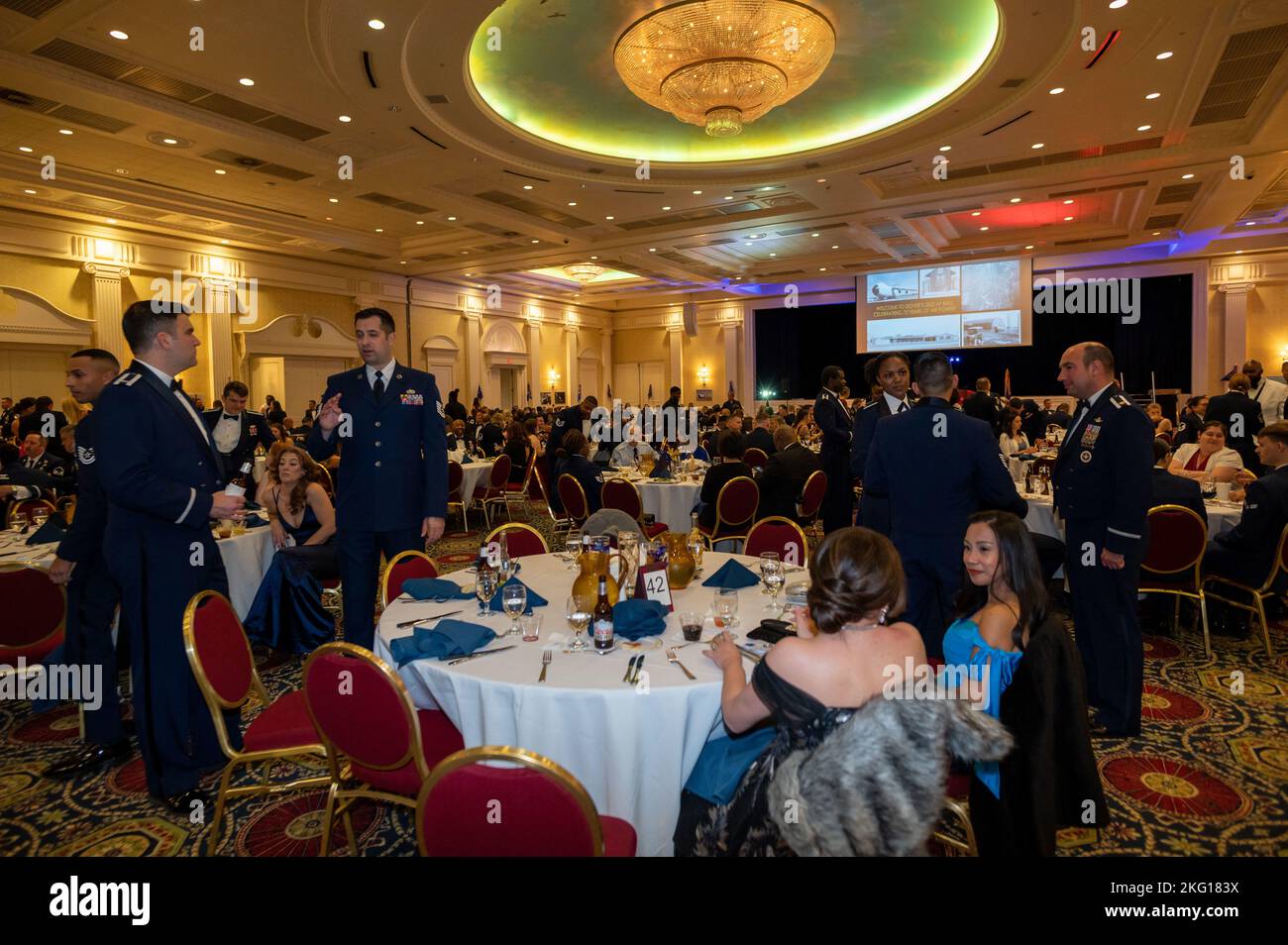 Das Team Dover Airmen genießt die Feierlichkeiten beim Air Force Ball in Dover, Delaware, 21. Oktober 2022. Der Air Force Ball feierte das 75.-jährige Bestehen der US Air Force. Stockfoto