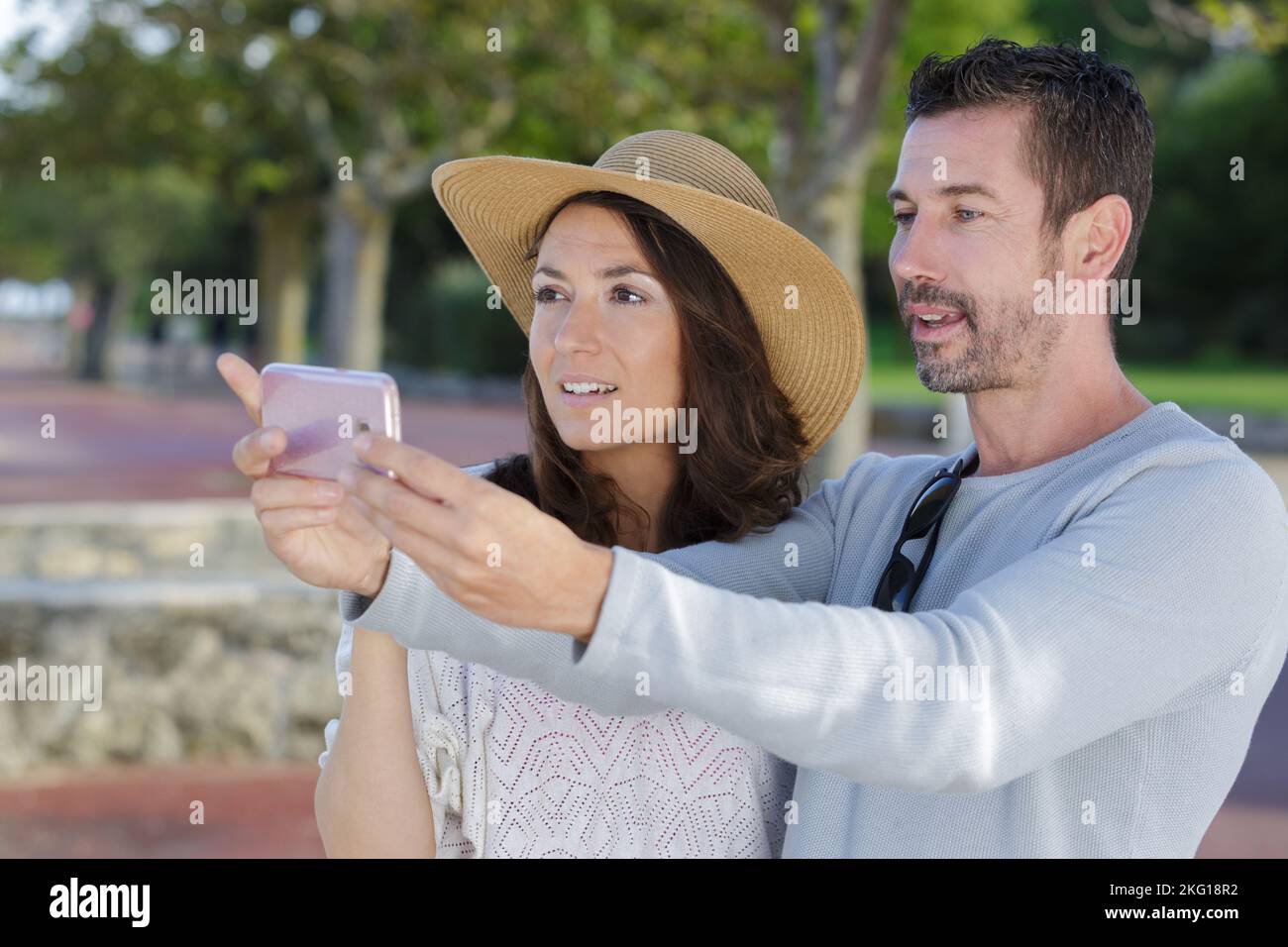Paar, die mit einem Smartphone fotografieren Stockfoto