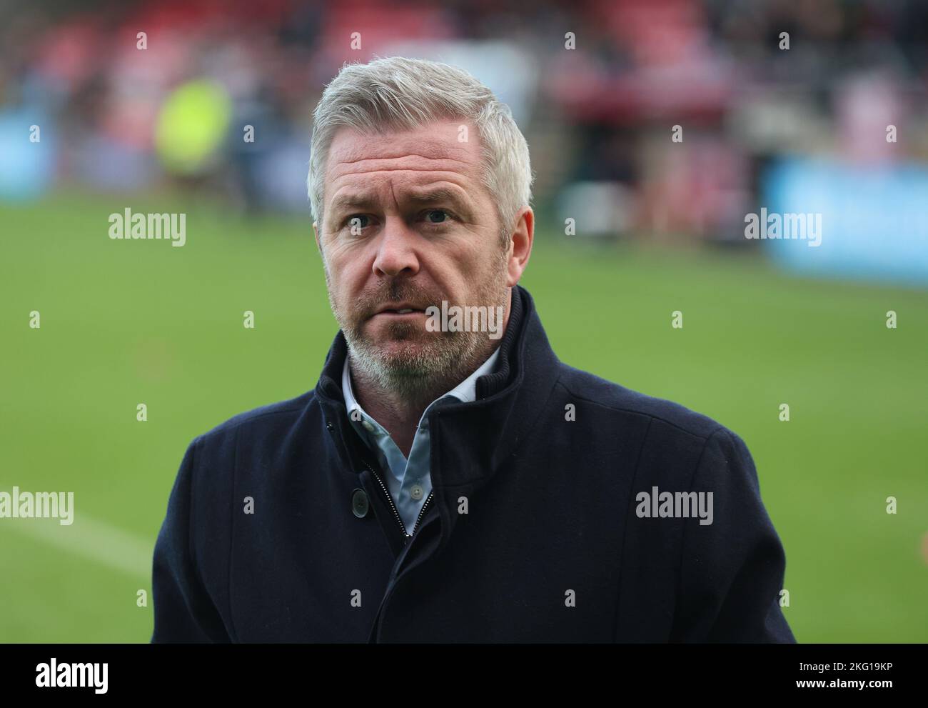 DAGENHAM ENGLAND - NOVEMBER 20 : Willie Kirk, Managerin der Leicester City Women, während des Vormatchwarmer während des Barclays Women's Super League-Spiels Stockfoto