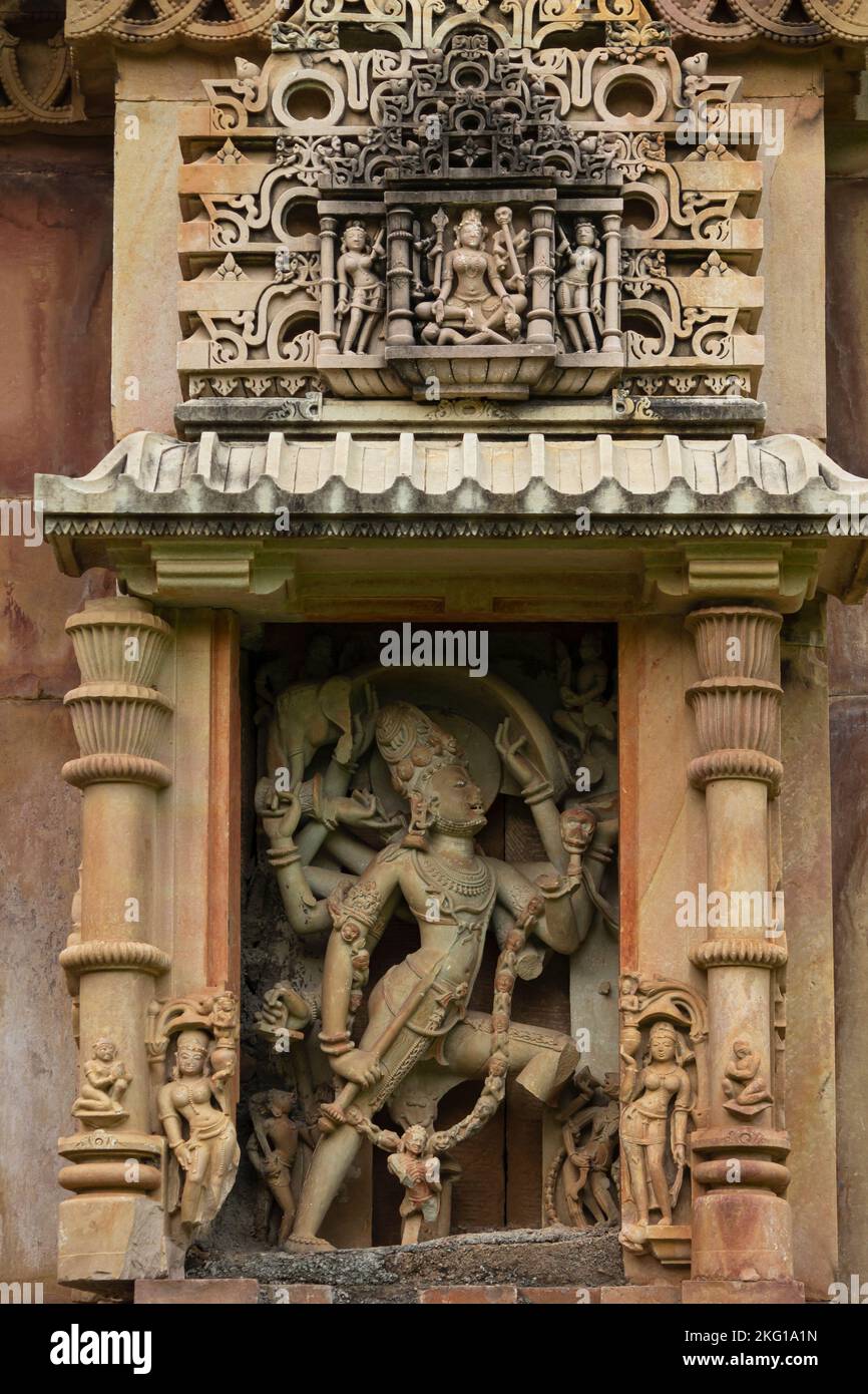 Geschnitzte Skulptur von Lord Shiva auf der Ghateshwara Mahadeva Temple Wall, Baroli, Rawatbhata, Rajasthan, Indien. Stockfoto