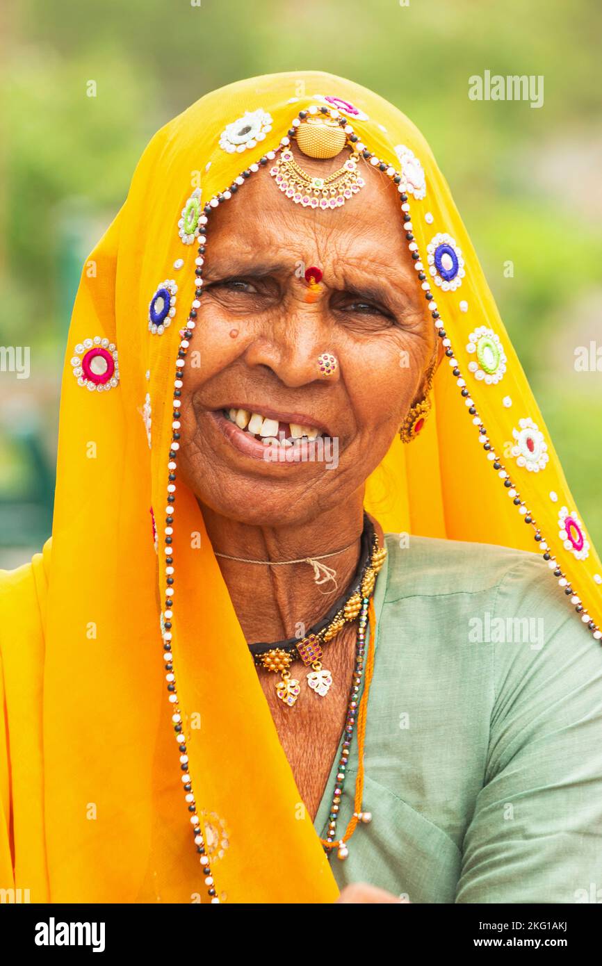 INDIEN, RAJASTHAN, KUMBHALGARH, Juli 2022, Porträt der Frau trägt Rajasthani traditionelle Kleidung Stockfoto