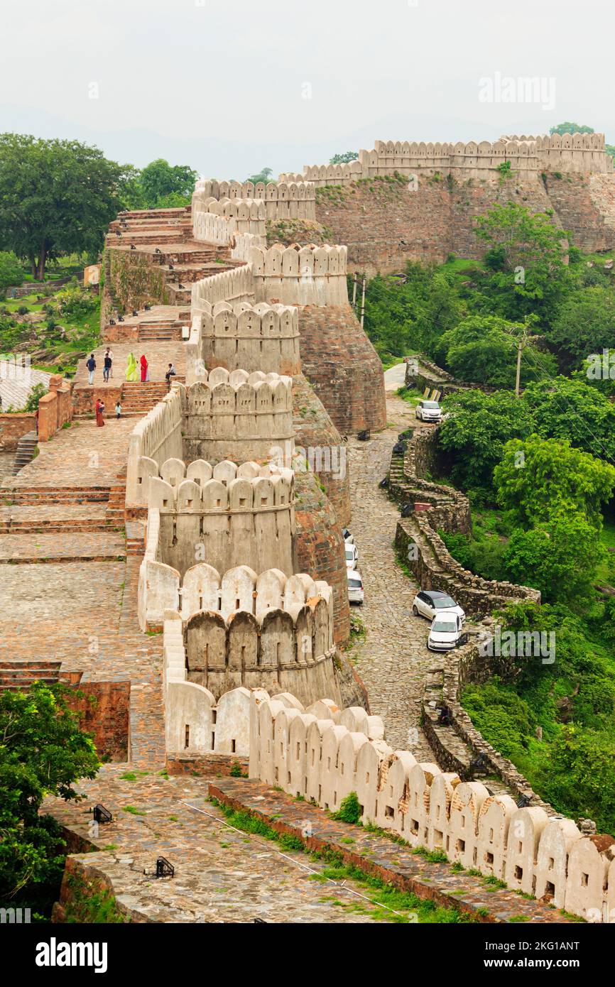 INDIEN, RAJASTHAN, KUMBHALGARH, Juli 2022,Tourist an den Festungsmauern von Kumbhalgarh Fort, genannt die große Mauer von Indien ist es etwa 36 km lang Stockfoto
