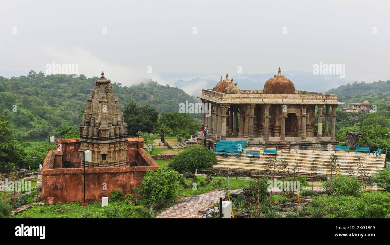 INDIEN, RAJASTHAN, KUMBHALGARH, Juli 2022, eifriger Anhänger am Neelkanth Mahadev Tempel und Parshwanath Digambar Jain Tempel, Kumbhalgarh Fort Stockfoto